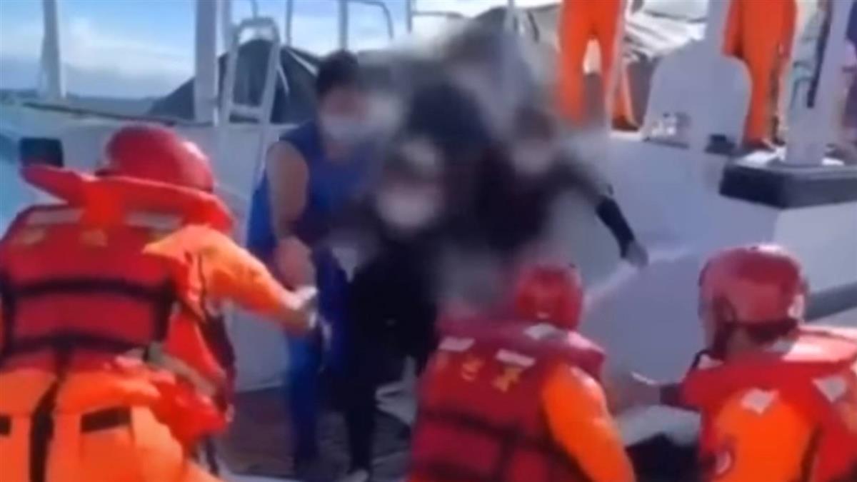 幸運！手機漂過來 潛水團遊艇翻12人落海獲救
