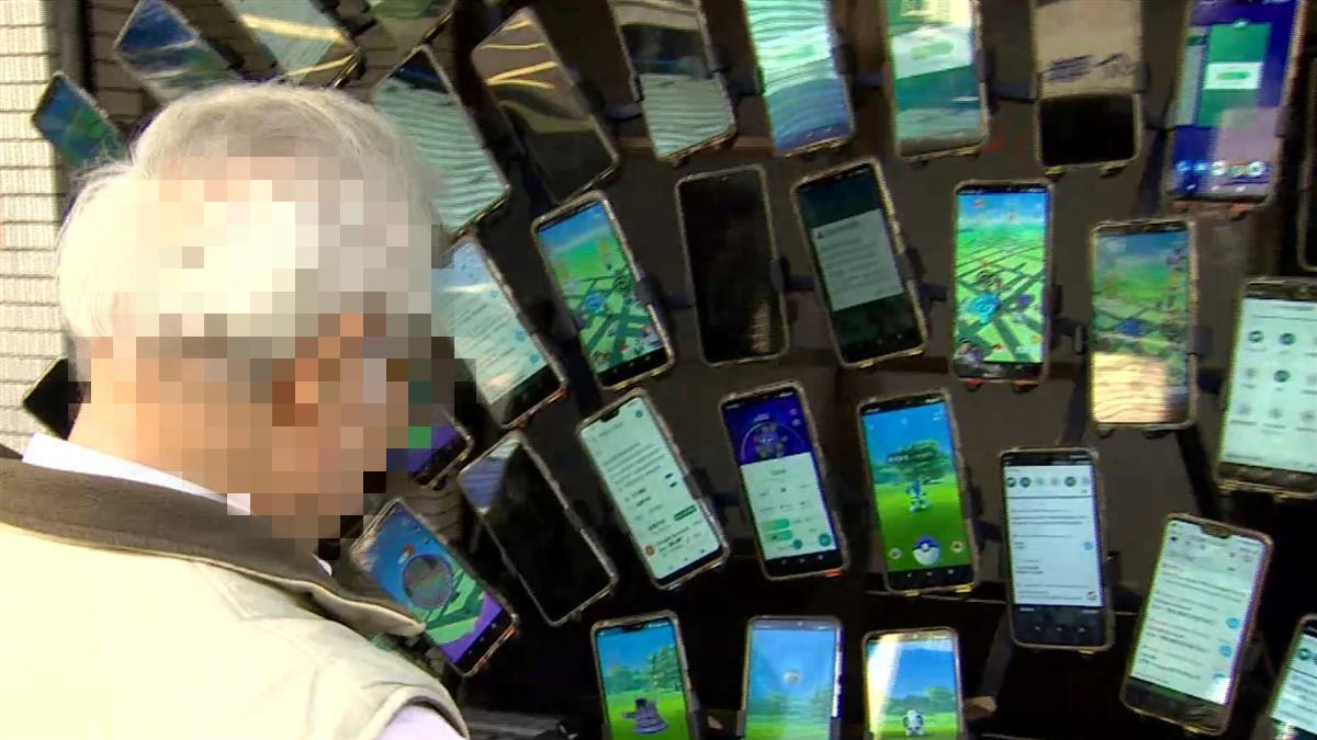 ▼陳三元曾帶72支手機抓寶可夢，模樣逗趣。（圖／東森新聞）