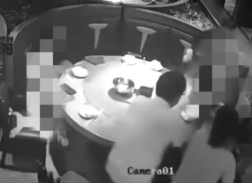 ▼發現大事不妙的家長連忙將小孩拉走。（圖／翻攝自地獄梗圖社臉書）