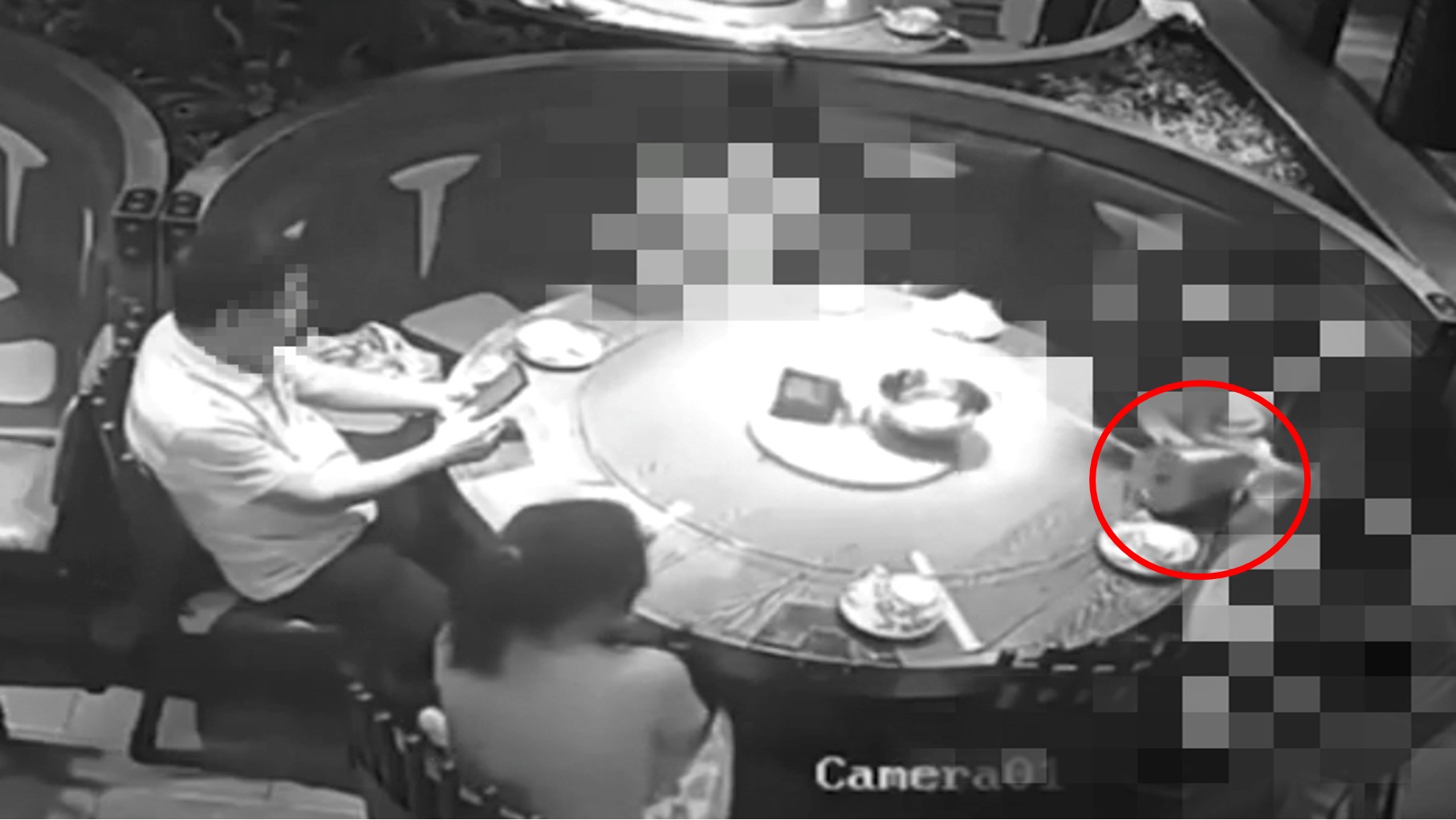 ▼直到轉盤上的熱水壺飛出去為止，家長才有所反應。（圖／翻攝自地獄梗圖社臉書）