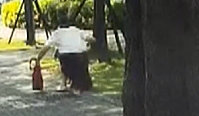 ▼婦人走路到一半栽進水溝。（圖／東森新聞）