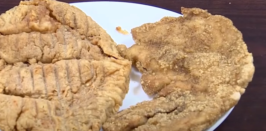 ▼逢甲大腿排的雞排比起一般雞排，在外觀上明顯較大。（圖／東森新聞）