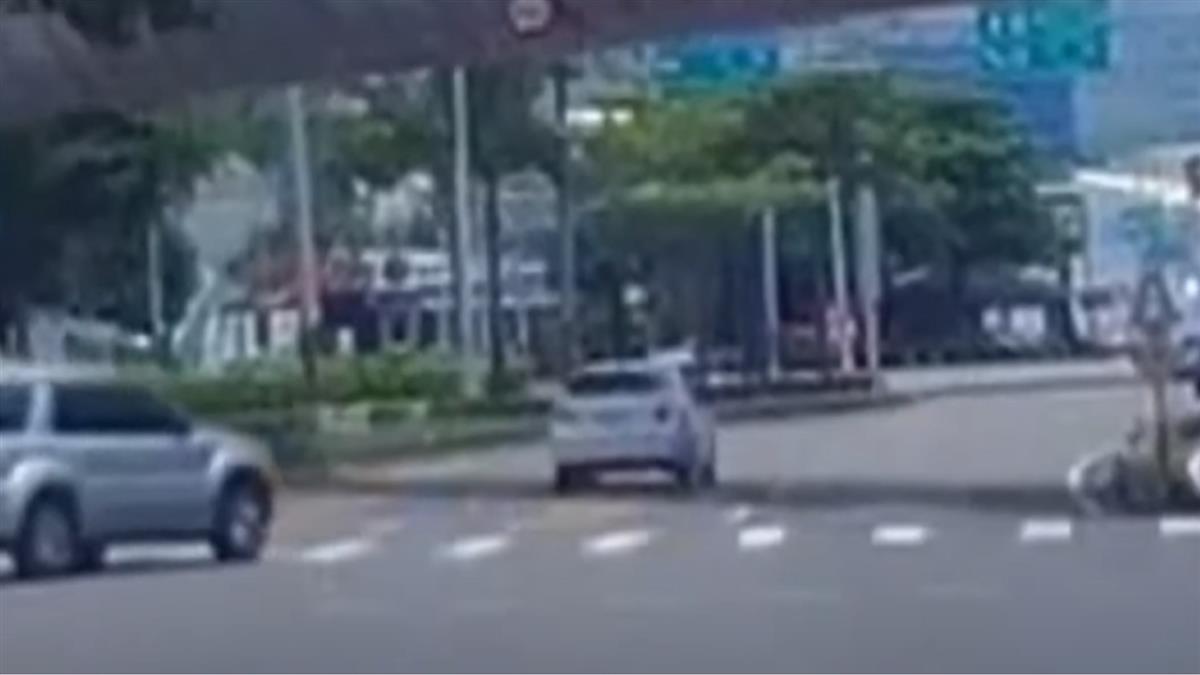 獨／扯！汽車躲太陽 這幕惹眾怒「離路口近百米」