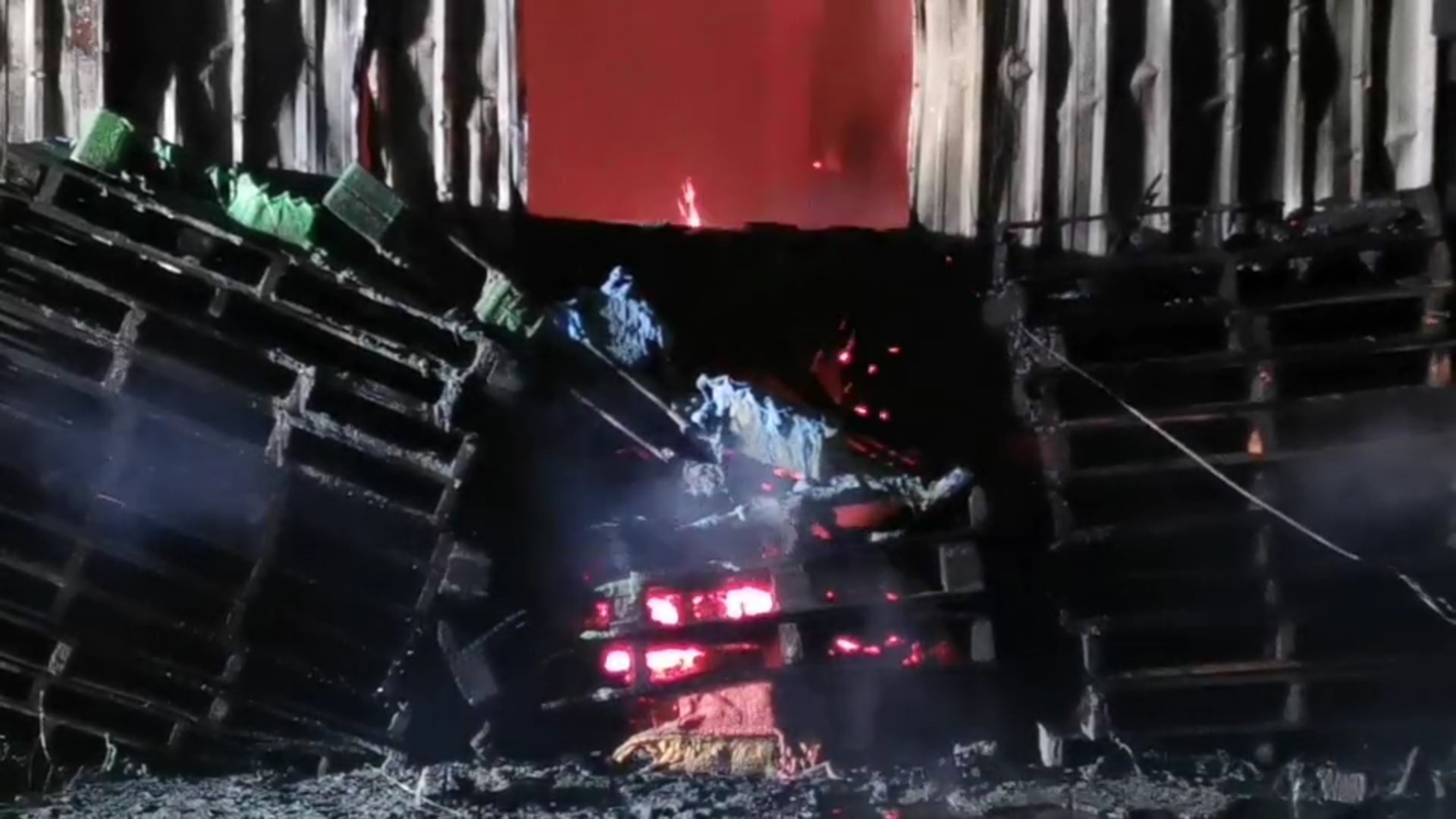 ▼嘉義民雄工廠深夜發生火警。（圖／東森新聞）