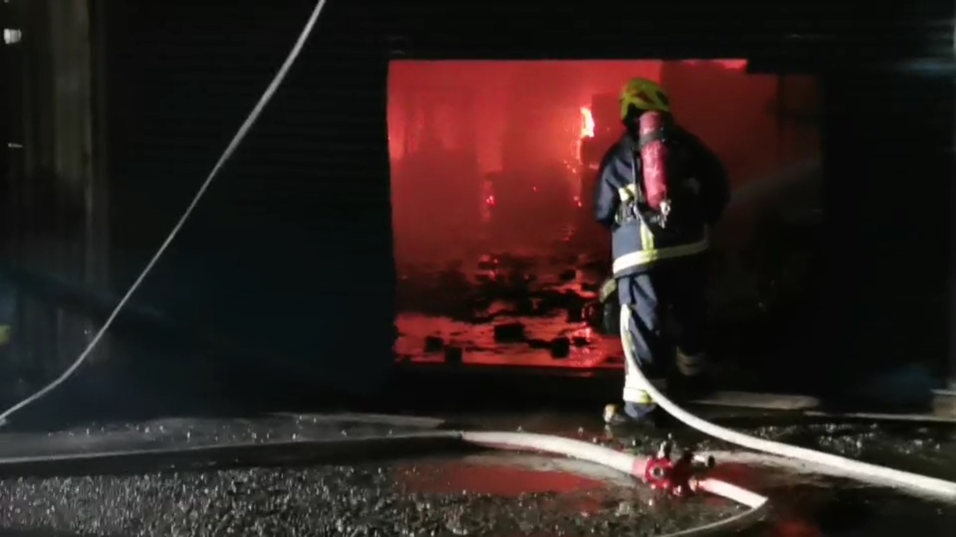 ▲警消派遣17車34人進行搶救，所幸無傷亡。（圖／東森新聞）