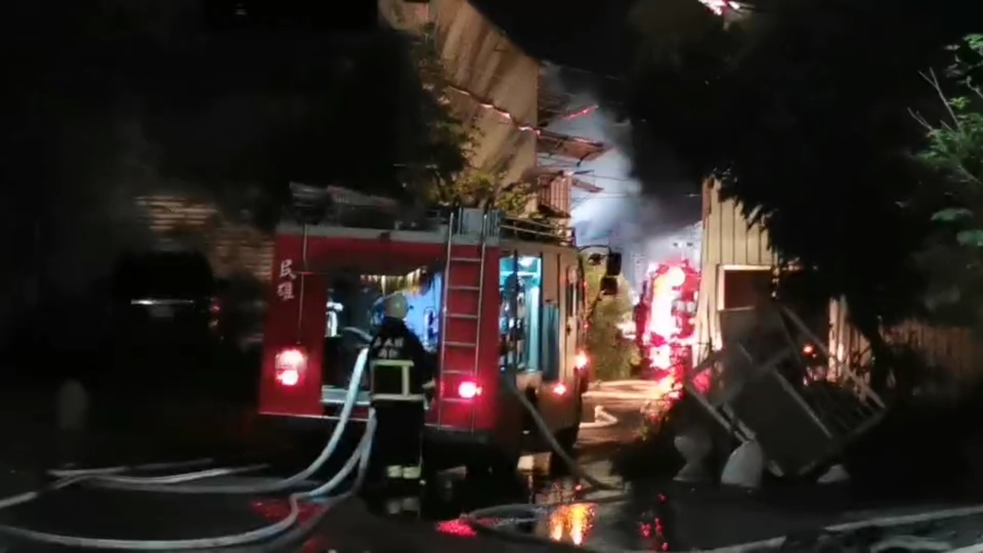 ▼警消派遣17車34人進行搶救，所幸無傷亡。（圖／東森新聞）