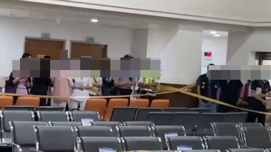 ▼民眾、護理師與警察站在封鎖線旁。（圖／東森新聞）