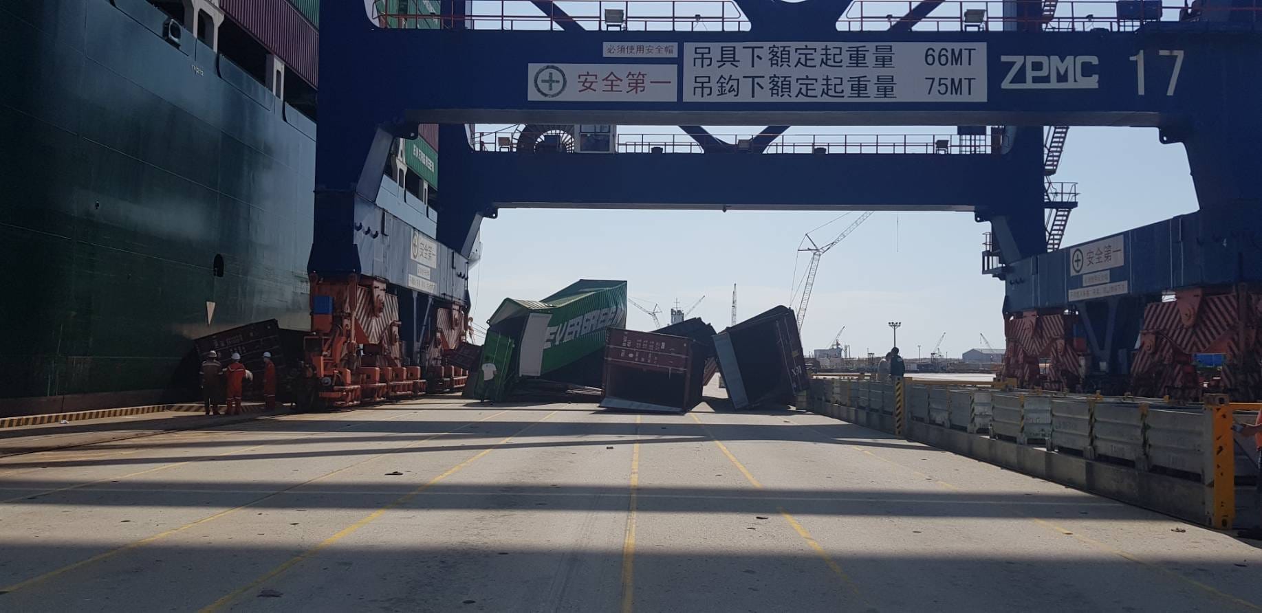 ▲▼長榮海運的貨櫃今日下午發生掉落意外。（圖／翻攝自職業聯結車職業大貨車職業大客車拉拉隊運輸業照片影片資訊分享團臉書）