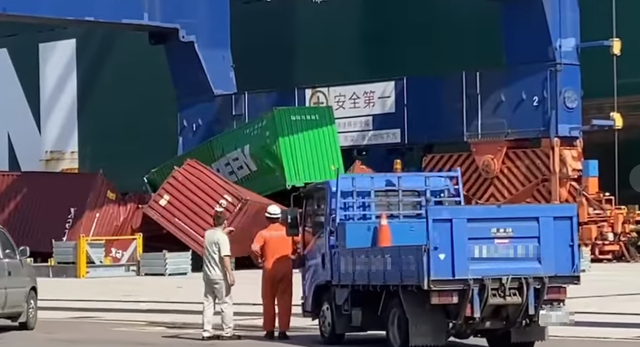 ▲▼長榮海運的貨櫃今日下午發生掉落意外。（圖／翻攝自職業聯結車職業大貨車職業大客車拉拉隊運輸業照片影片資訊分享團臉書）