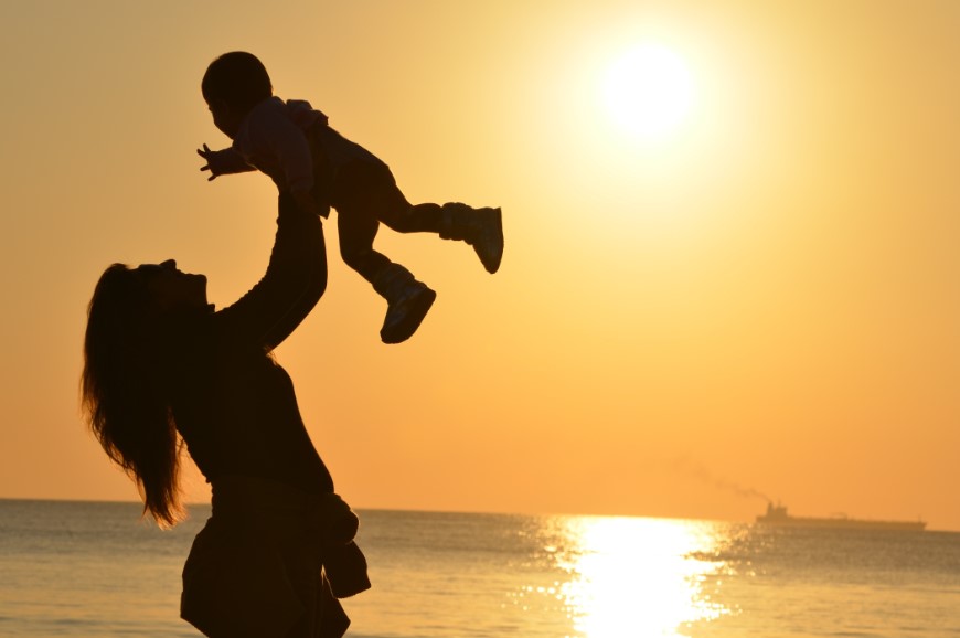 ▼婆婆表示可以幫忙帶小孩跟出住宿費。（圖／翻攝自pexels）