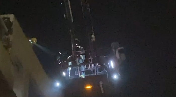 ▼警消搶救受困民眾。（圖／東森新聞）