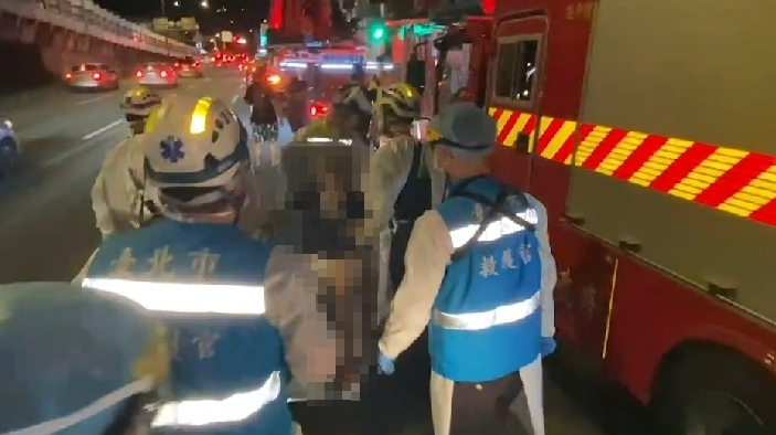 ▼一名女性獲救。（圖／東森新聞）