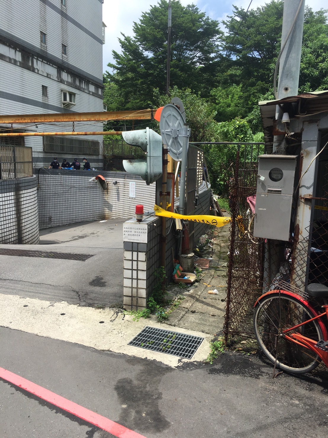 ▼管理員發現女性遺體。（圖／東森新聞）