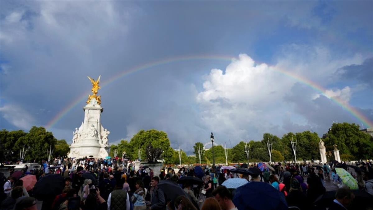 英國女王離世前！天空出現奇景 支持者目睹狂祈禱