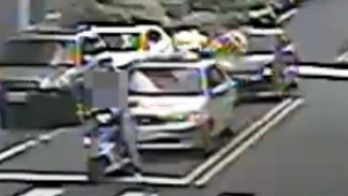 嬤載孫看病途中等紅燈　誤踩油門撞騎士