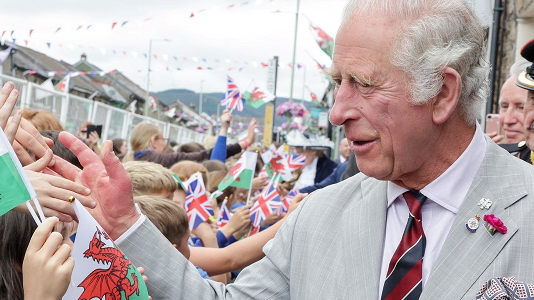 ▼查爾斯王子繼位後，護照會由女王改為國王的字樣。（圖／翻攝自The Royal Family臉書）