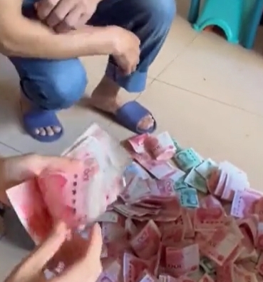 ▼女子點完錢發現丈夫共藏了4.2萬人民幣。(圖/翻攝自秒聞視頻)