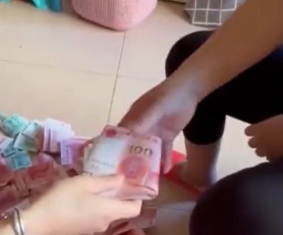 ▼女子數完就將錢還給丈夫。(圖/翻攝自秒聞視頻)