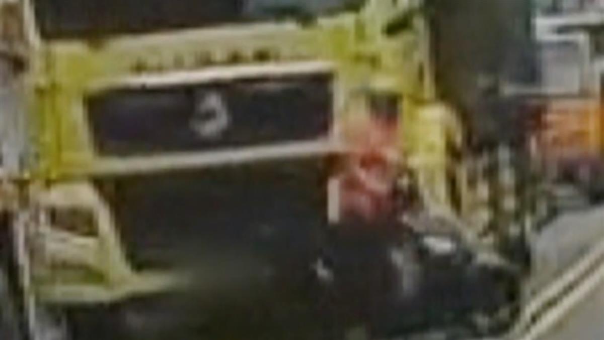 驚險！貨車視線死角撞翻機車 騎士死裡逃生