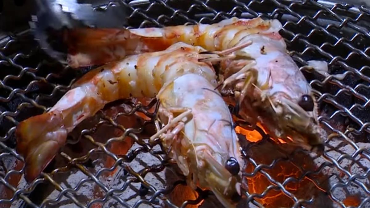 ▼許多人都準備烤肉來歡度中秋節。（圖／東森新聞）