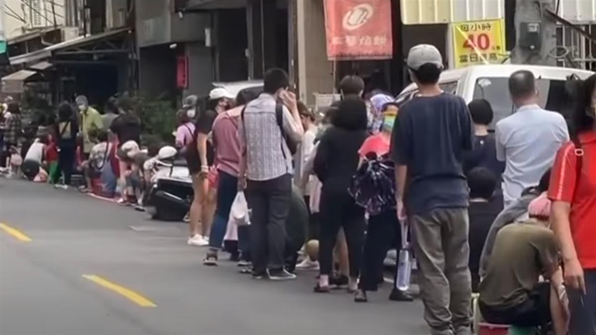 獨／蛋黃酥排隊人龍阻出路 住戶開罵了