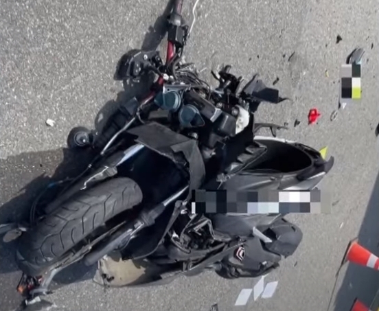 ▼機車被撞得面目全非。（圖／東森新聞）