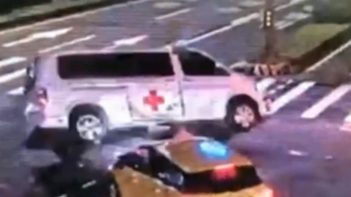 砰！救護車路口遭小黃撞飛 整輛翻覆底朝天