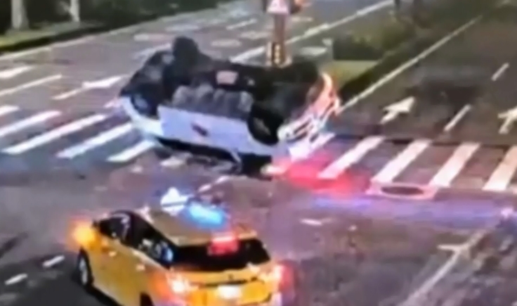 ▼救護車與計程車擦撞，救護車當場翻覆。（圖／東森新聞）