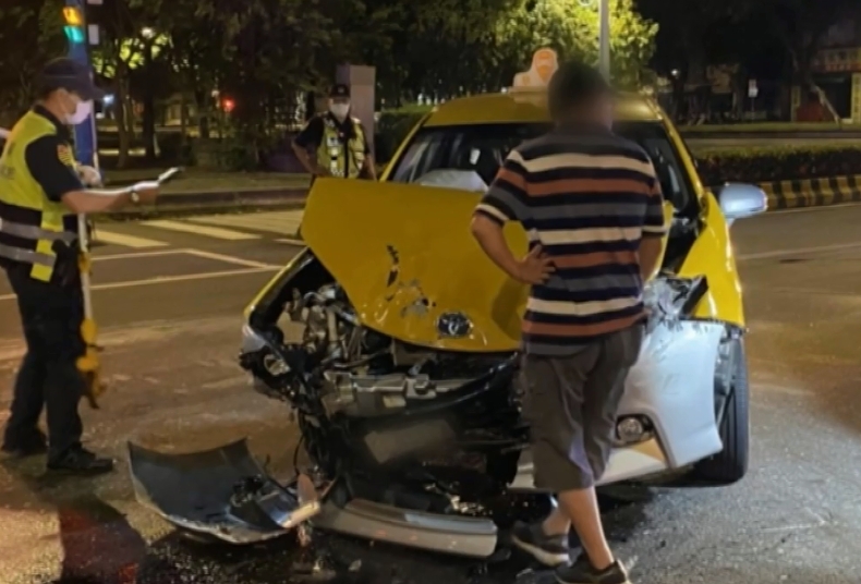 ▼計程車車頭毀損也非常嚴重。（圖／東森新聞）