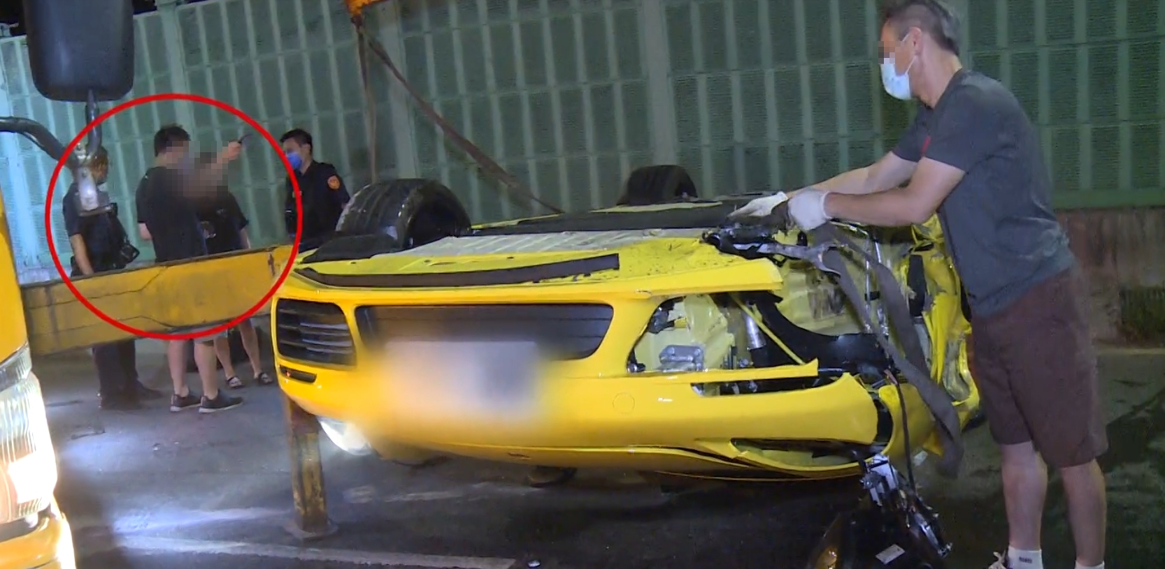 ▼女車主看到愛車撞到面目全非，當場傻眼。（圖／東森新聞）