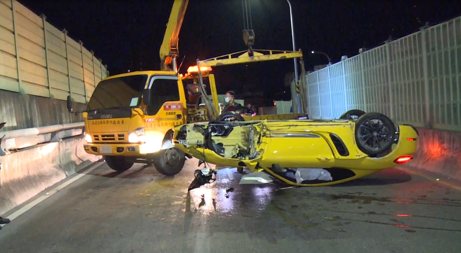 ▲▼黃色跑車因不明原因自撞翻車。（圖／東森新聞）