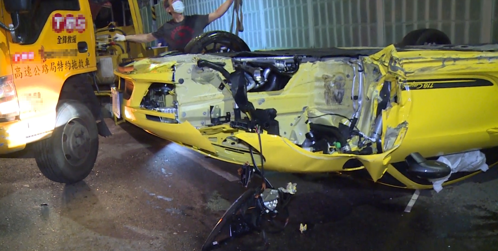 ▲▼黃色跑車因不明原因自撞翻車。（圖／東森新聞）