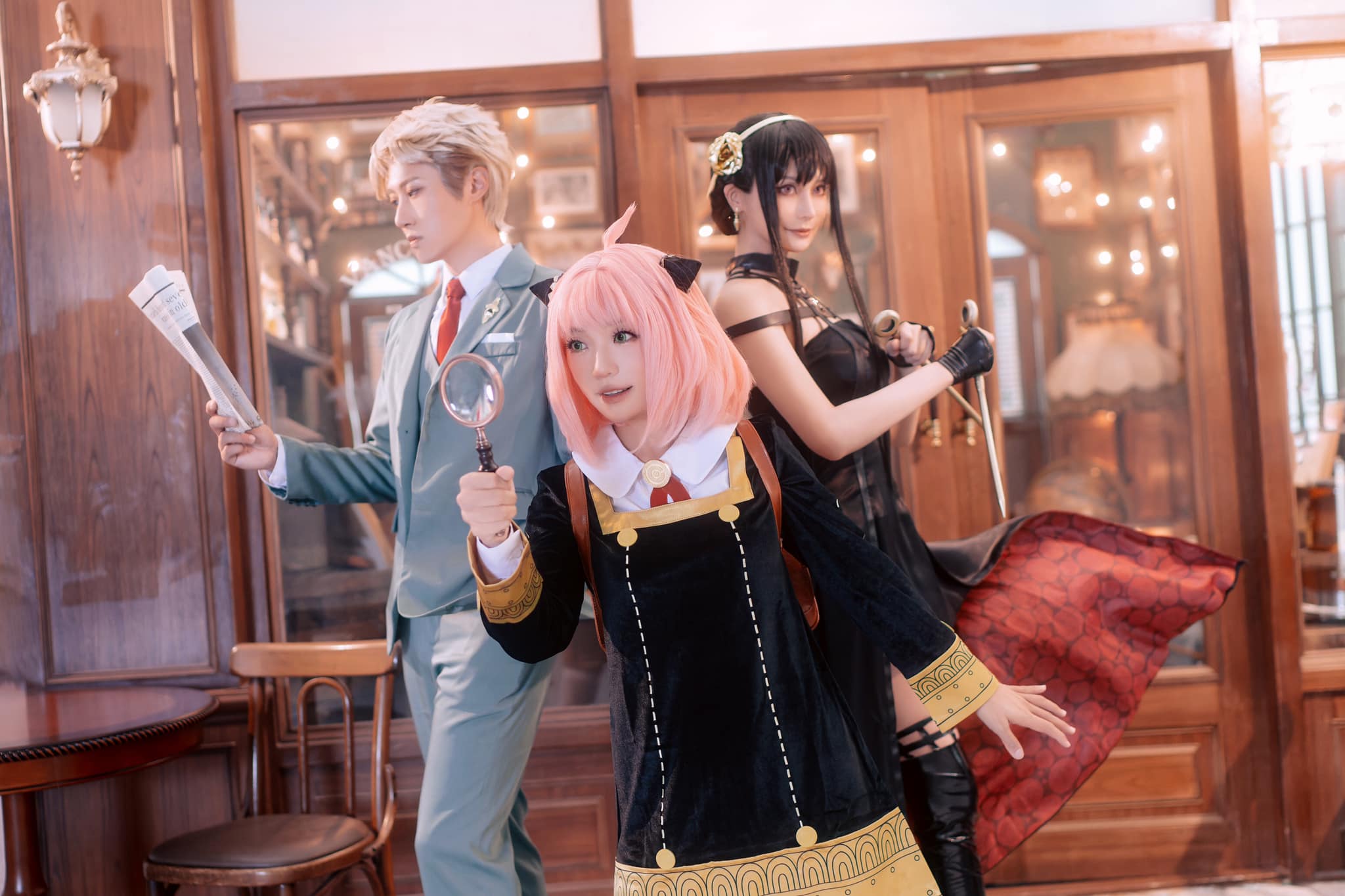 ▼賴品妤與黃捷，扮成熱門動漫作品的一家人，祝大家中秋快樂