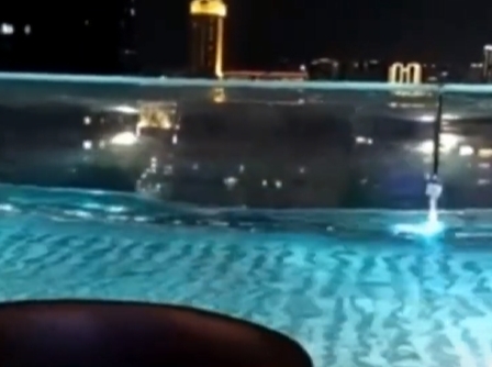 ▼泳池的水在地震當下劇烈晃動。（圖／東森新聞）