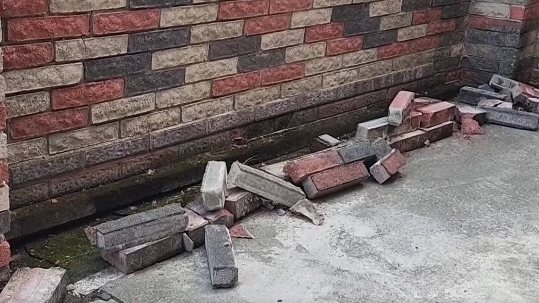 ▼星鑽大樓在強震後，牆面磁磚砸碎一地。（圖／東森新聞）