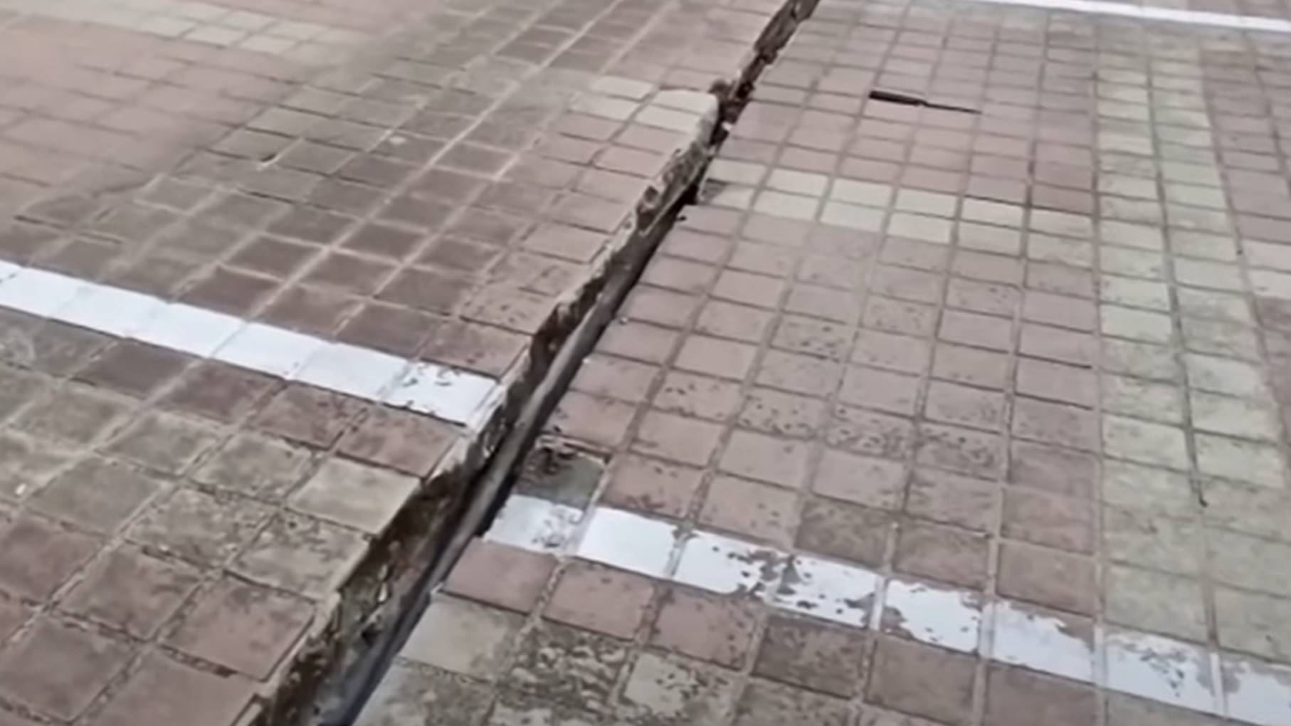 ▼星鑽大樓在強震後，地面出現嚴重落差。（圖／東森新聞）