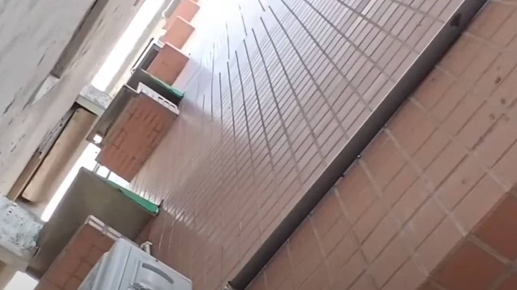 ▼星鑽大樓在強震後，疑似有傾斜的情況。（圖／東森新聞）