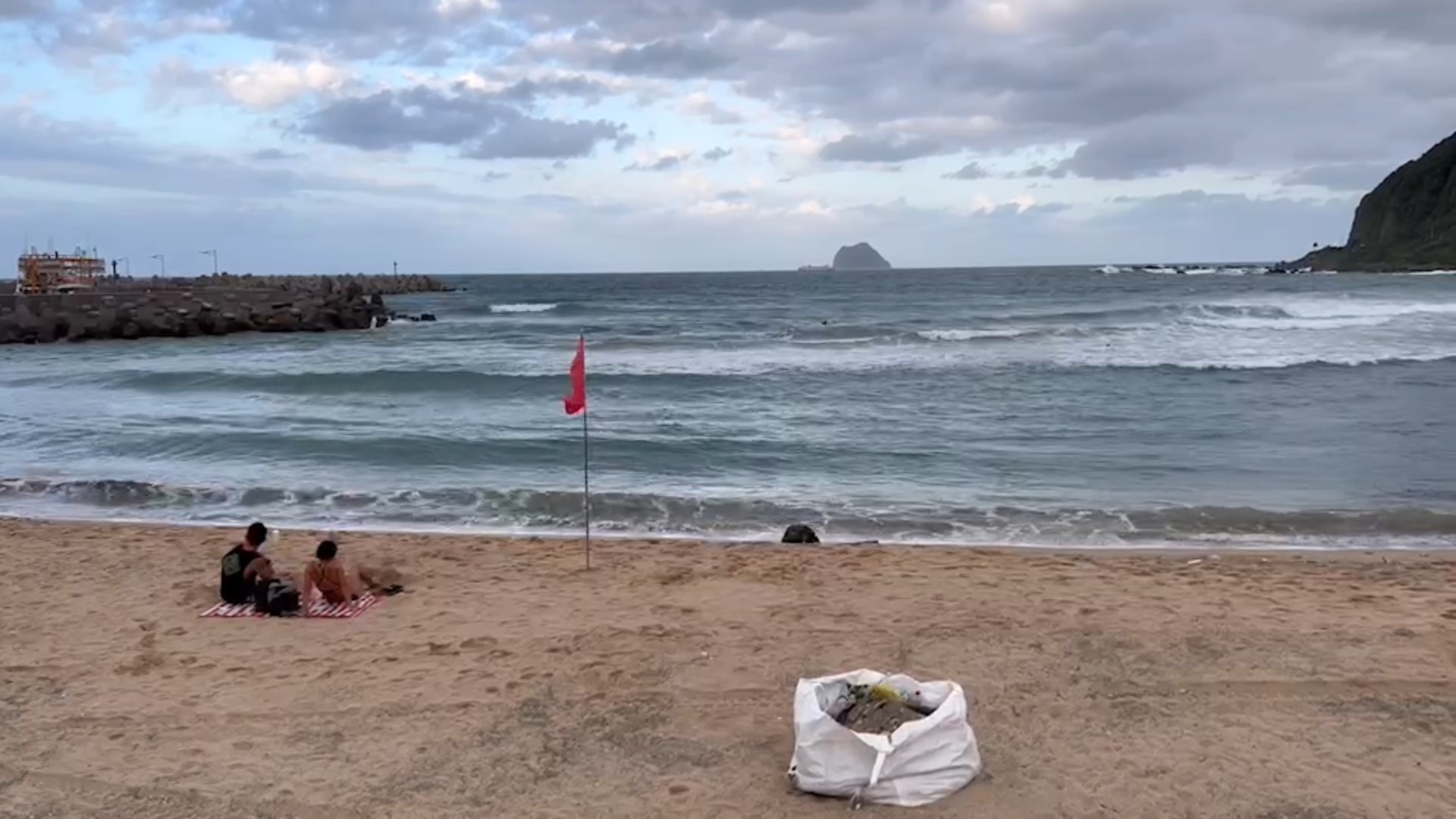 ▼今日有一對父子到大武崙沙灘戲水。(圖/東森新聞)