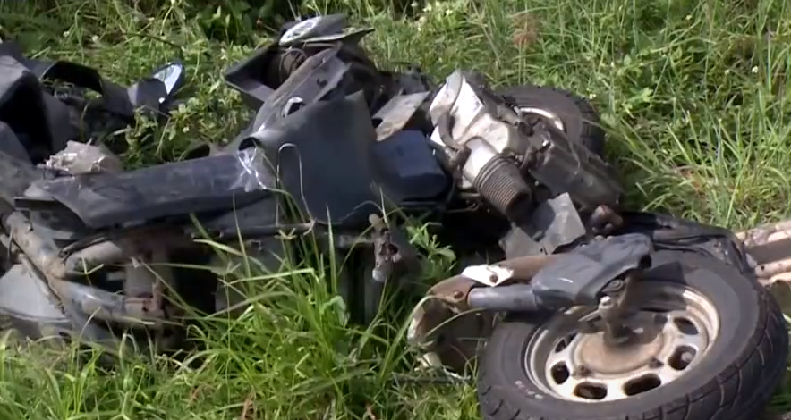 ▼騎士的機車支離破碎。（圖／東森新聞）