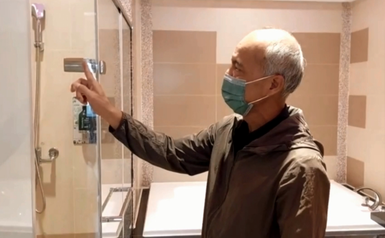 ▼▲業者認為玻璃門碎裂是民眾沒有注意開關門的方向。（圖／東森新聞）