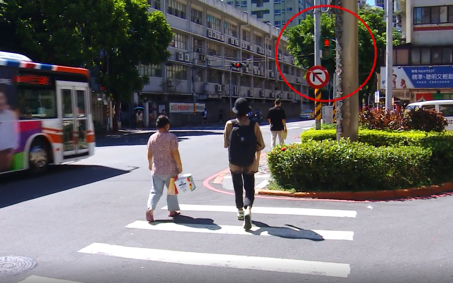 ▼事發在板橋亞東醫院對面巷口，這裡平時車流量大，但也不少民眾選擇闖紅燈。（圖／東森新聞）