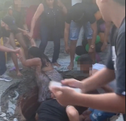 ▼所有人連忙將女子從坑洞中拉出來。（圖／翻攝自＠raiodesollau抖音）