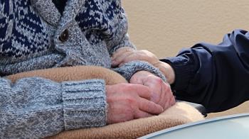 極樂養老院！阿嬤被「猛男包圍」 心臟病發真相曝光