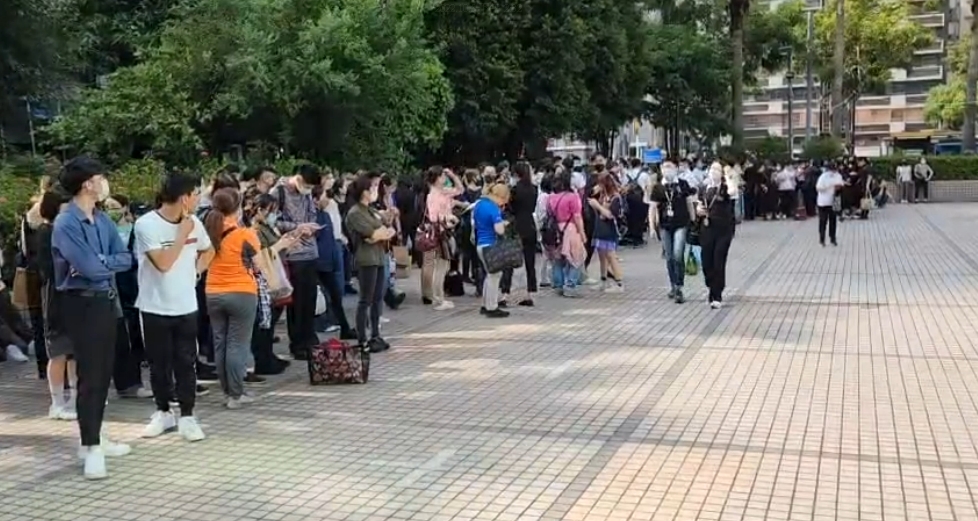 ▼員工和遊客都撤到外面。（圖／東森新聞）