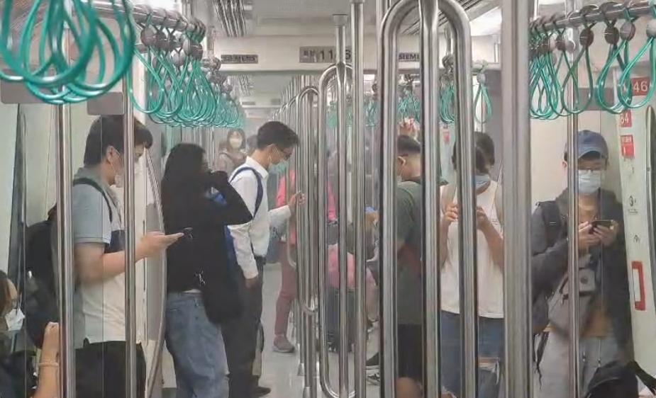 ▼煙霧還飄到了捷運站。（圖／東森新聞）
