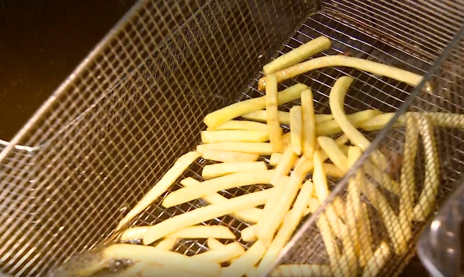 ▼研究顯示過量食用薯條將會使人變笨和焦慮。（圖／東森新聞）