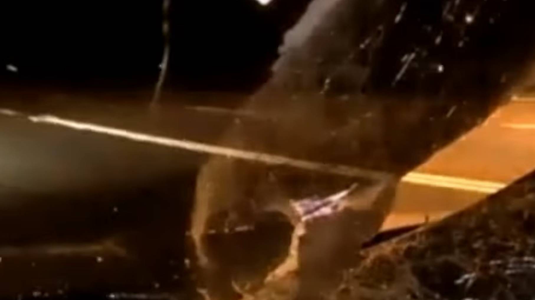 ▼受害者車上的行車紀錄器，錄下鐵塊飛來的驚險一刻。（圖／東森新聞）