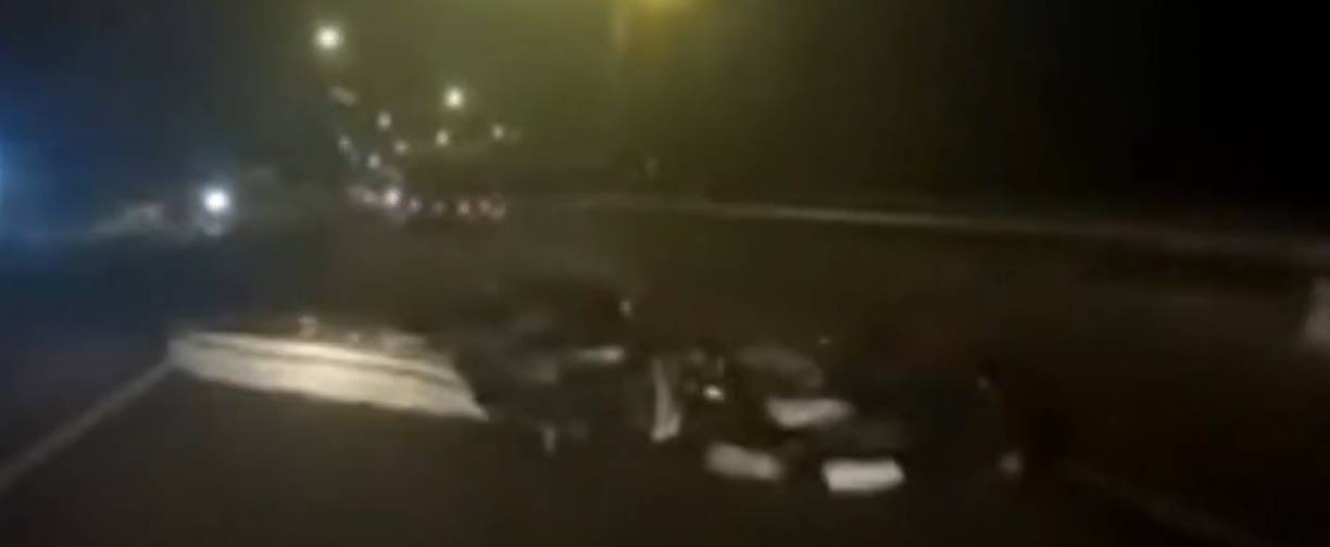 ▼曾有貨車載床墊卻疑似未固定好，床墊掉落害後面騎士慘摔。（圖／東森新聞）