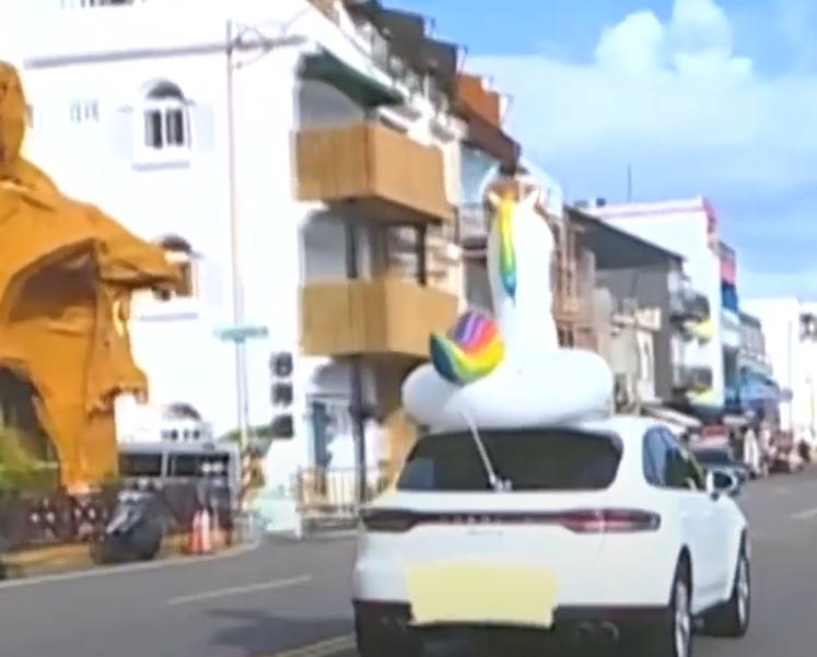 ▼大型獨角獸充氣泳圈僅用線固定，在車頂上一晃一晃的。（圖／東森新聞）
