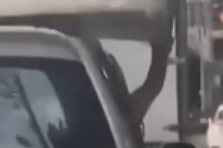 ▼從車窗裡伸出四隻手，是民眾為了用自家轎車載床墊所想出的「奇招」。（圖／東森新聞）